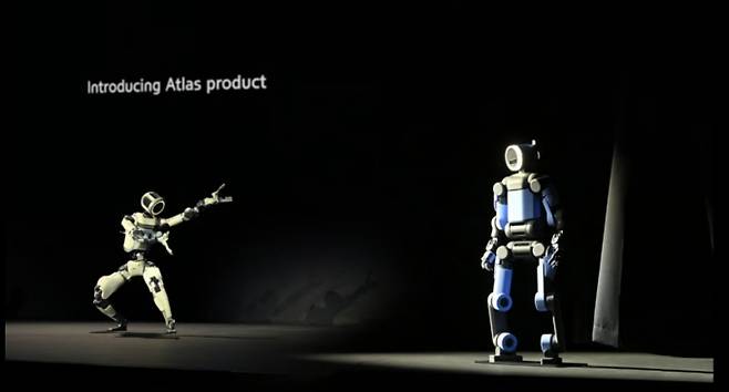 CES 2026에서 공개된 (왼쪽부터) '차세대 전동식 아틀라스 연구형 모델', '차세대 전동식 아틀라스 개발형 모델' /사진제공=현대자동차그룹