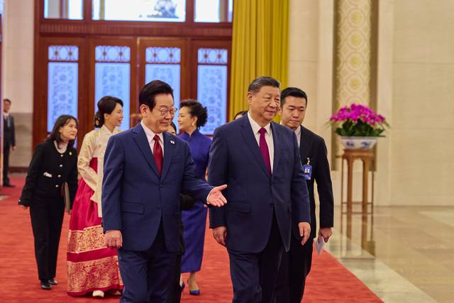 이재명 대통령과 시진핑 중국 국가주석이 지난 5일 베이징 인민대회당에서 열린 이 대통령 공식환영식 후 정상회담을 위해 이동하고 있다. 연합뉴스