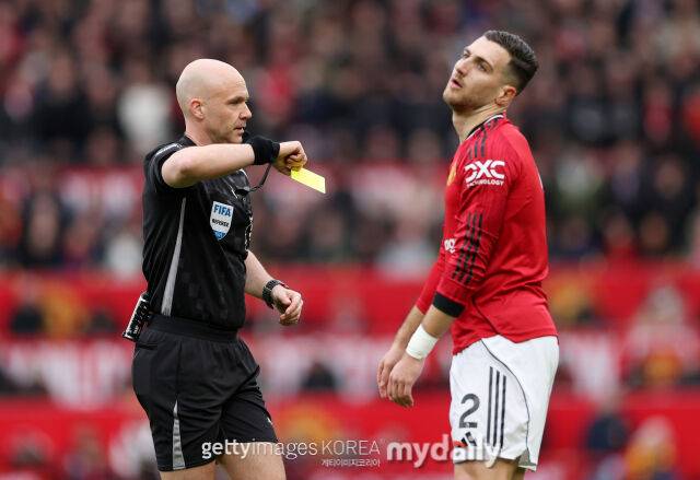 앤서니 테일러 주심(왼쪽)과 디오구 달로./게티이미지코리아