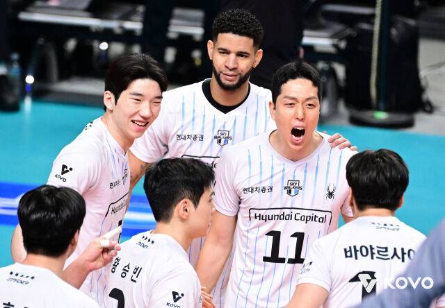 선두 경쟁 점입가경! 현대캐피탈, 장충 원정서 우리카드에 셧아웃 완승…선두 대한항공과 다시 승점 1점 차 [MD장충]