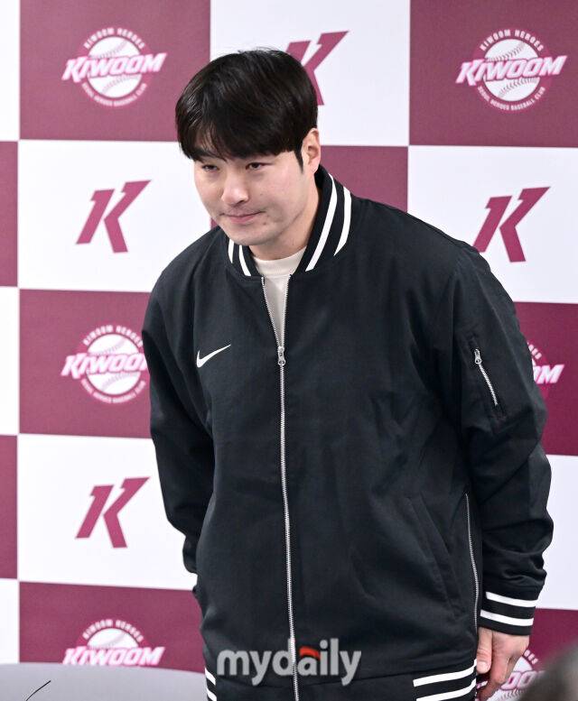 키움 박병호 코치가 故 김민재 코치의 명복을 빌고 있다 / 고척 = 유진형 기자 zolong@mydaily.co.kr