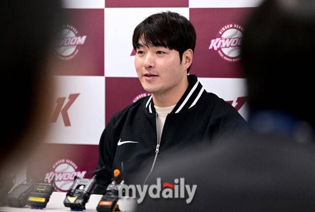 키움 박병호 코치가 취재진의 질문에 답하고 있다 / 고척 = 유진형 기자 zolong@mydaily.co.kr