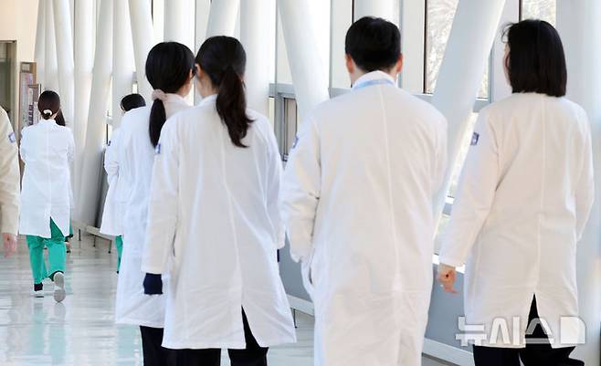 [서울=뉴시스] 홍효식 기자 = 서울 시내 한 대학병원에서 의사들이 이동하고 있다. 2025.12.31. yesphoto@newsis.com
