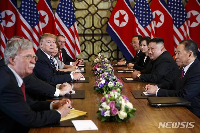 [하노이=AP/뉴시스]도널드 트럼프 전 미 대통령과 김정은 북한 노동당 총비서가 두번째로 만난 2019년 2월28일 하노이 정상회담 장면.