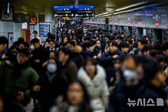 [서울=뉴시스] 정병혁 기자 = 서울 시내버스 파업이 이어지고 있는 14일 서울 종로구 광화문역이 시민들로 붐비고 있다. 2026.01.14. jhope@newsis.com