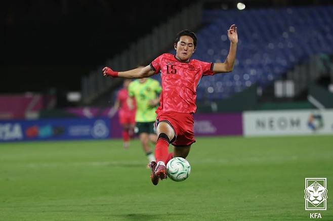 [서울=뉴시스] U-23 축구대표팀 백가온이 18일(한국시간) 사우디아라비아 제다 킹 압둘라 스포츠 시티에서 열린 2026 아시아축구연맹(AFC) U-23 아시안컵 8강전 대한민국 vs 호주 경기에서 드리블 하고 있다. (사진=대한축구협회 제공) 2026.01.18. photo@newsis.com *재판매 및 DB 금지