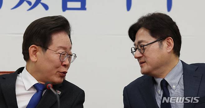 [서울=뉴시스] 고승민 기자 = 더불어민주당 이재명 대표와 홍익표 원내대표가 3일 서울 여의도 국회에서 열린  최고위원회의에서 대화하고 있다. 2024.05.03. kkssmm99@newsis.com
