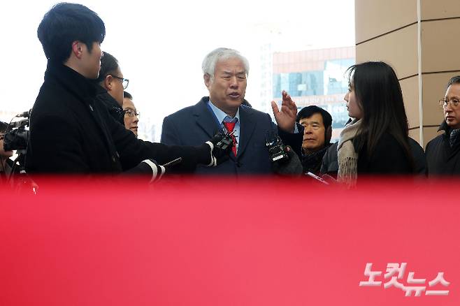 서울서부지방법원(서부지법) 난동 사태의 배후로 지목된 사랑제일교회 전광훈 씨가 13일 서울 마포구 서부지법에서 열린 구속 전 피의자 심문(영장실질심사)에 출석하고 있다. 황진환 기자