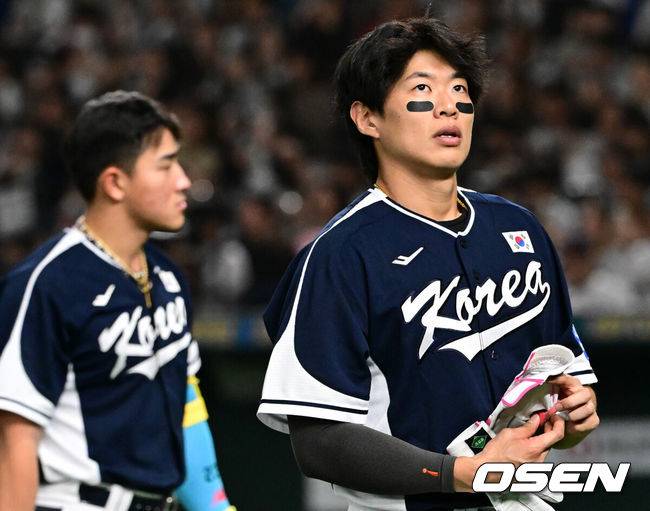 [OSEN=도쿄(일본), 조은정 기자] 한국 야구 대표팀이 한일전 첫 번째 경기에서 뼈아픈 역전패를 허용했다. 2023년 WBC(월드베이스볼클래식)에 이어서 또 한 번 마운드의 차이를 여실히 느꼈다.한국은 15일 일본 도쿄도 도쿄돔에서 열린 ‘2025 NAVER K-BASEBALL SERIES’ 일본과의 1차전에서 4-11&nbsp;역전패를 당했다. 이날 패배로 한국은 성인 대표팀 경기에서 2015년 프리미어12 준결승 4-3 승리 이후&nbsp;일본에 10연패(아시안게임 제외)를 당하고 말았다.안현민, 송성문이 패배에 아쉬워하고 있다. 2025.11.15. /cej@osen.co.kr