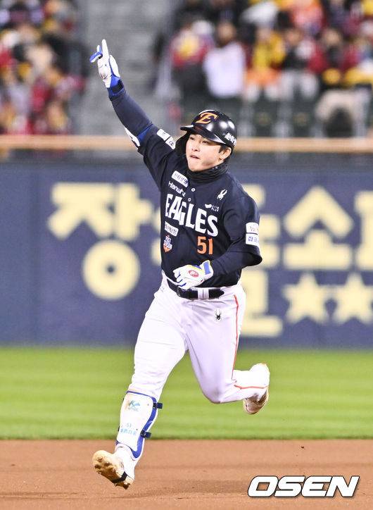 [OSEN=잠실, 박준형 기자] 27일 오후 서울 잠실야구장에서 2025 신한 SOL Bank KBO리그 포스트시즌 한국시리즈 2차전 LG 트윈스와 한화 이글스의 경기가 열렸다.LG는 임찬규, 한화는 류현진을 선발 투수로 내세웠다.1회초 1사 1루 한화 문현빈이 선취 2점 홈런을 날린뒤 베이스를 돌고 있다.  2025.10.27 / soul1014@osen.co.kr