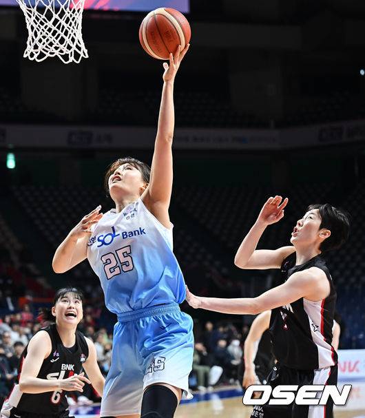 [OSEN=부산, 이석우 기자] 18일 부산 사직실내체육관에서 BNK금융 2025~2026 여자프로농구 부산 BNK와 인천 신한은행의 경기가 열렸다. BNK는 시즌 첫 주말 백투백 일정을 앞두고 전날 삼성생명을 54-50으로 제압하며 시즌 9승째(7패)를 챙겨 2위 KB와의 격차를 0.5경기로 좁히는 등 선두권 도약의 발판을 마련한 반면, 9연패에 빠진 신한은행은 연패 탈출이 절실한 상황이다.인천 신한은행 미마 루이가 부산 BNK 박혜진의 마크를 피해 골밑슛을 시도하고 있다. 2026.01.18 / foto0307@osen.co.kr