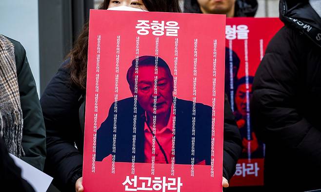 15일 서울 서초구 서울중앙지법&nbsp;앞에서 열린 윤석열 중형 촉구 서명 및 의견서 제출 기자회견에서 참여연대 및 민주사회를 위한 변호사모임 관계자들이 피켓을 들고 있다. 뉴시스