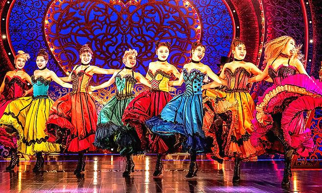 파리 몽마르트르 언덕 카바레를 무대로 캉캉춤과 팝 명곡 메들리가 화려하게 펼쳐지는 뮤지컬 ‘물랑루즈!’. 화려한 커튼과 황금빛 장식, 거대한 하트 세트는 카바레의 환상성을 극대화한다. 창 너머로 에펠탑이 스치는 공간과 건물 옥상에선 파리 야경과 별이 빛나는 밤하늘이 어우러진다.&nbsp;CJ ENM 제공