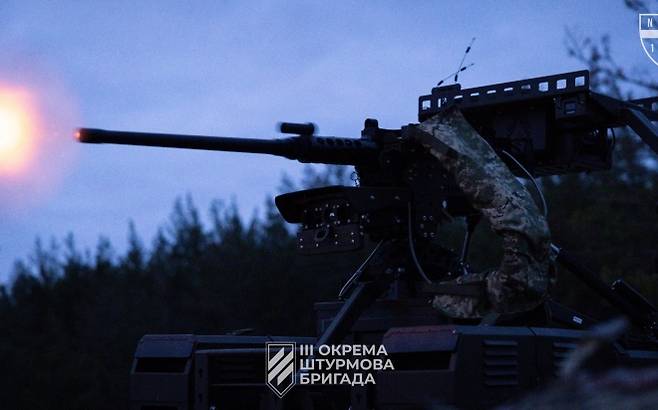 우크라이나군이 운용하는 ‘드로이드 TW 12.7’ 무인지상차량(UGV). 우크라이나군 제공