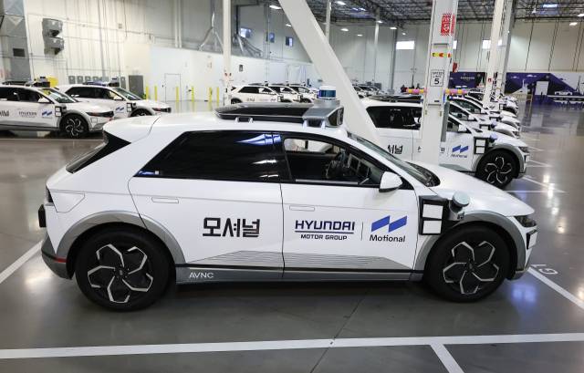 8일(현지시간) 미국 네바다주 라스베이거스 모셔널 테크니컬센터에서 아이오닉5를 기반으로 한 로보택시가 주차돼 있다. 현대차그룹이 모셔널과 함께 개발한 아이오닉5 기반 로보택시는 상업용 완전 무인 자율주행차량으로 올해부터 라스베이거스에서 승객 서비스에 투입된다. 연합뉴스