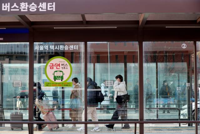 서울 시내버스 무기한 전면파업 이틀 차인 14일 텅 빈 서울역 버스환승센터 뒤로 택시환승센터를 시민들이 이용하고 있다. 연합뉴스