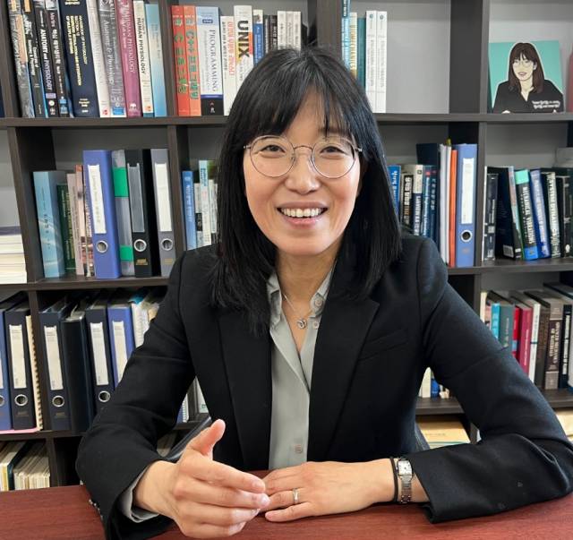 박수경 KAIST 교수가 서울경제신문과의 인터뷰에서 잠재성장률의 지속적 하락을 막기 위한 산학연의 R&D 혁신 방안을 설명하고 있다. 사진 제공=KAIST