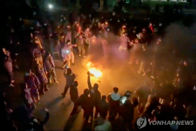지난 9일(현지시간) 이란 수도 테헤란에서 시위대가 거리에서 불을 피운 장면이 소셜미디어에 확산됐다. 연합뉴스