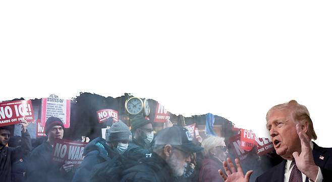 1월11일 미국 뉴욕에서 시민들이 '전쟁도, 왕도, ICE(이민세관단속국)도 없다'(No Wars, No Kings, No ICE)시위를 하고 있다(왼쪽 사진). 도널드 트럼프 미국 대통령이 1월11일 플로리다에서 워싱턴으로 향하는 에어포스원 기내에서 언론과 인터뷰하고 있다. &copy; REUTERS