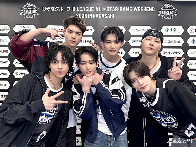 그룹 앤팀(&TEAM) 멤버들이 17일 일본 나가사키 해피니스 스타디움에서 진행된 B리그 올스타 위크앤드 2026에 참석해 기념촬영하고 있다. 사진제공｜YX LABELS