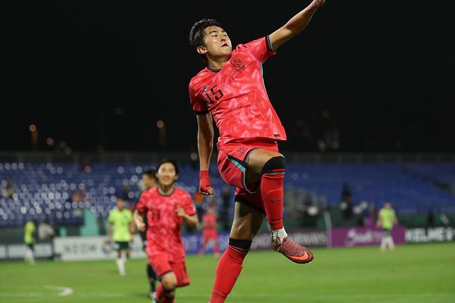 U-23 대표팀 백가온(15번)이 18일(한국시간) 사우디 제다에서 열린 호주와 U-23 아시안컵 8강전서 전반전 선제골을 뽑은 뒤 환호하고 있다. 사진제공|대한축구협회
