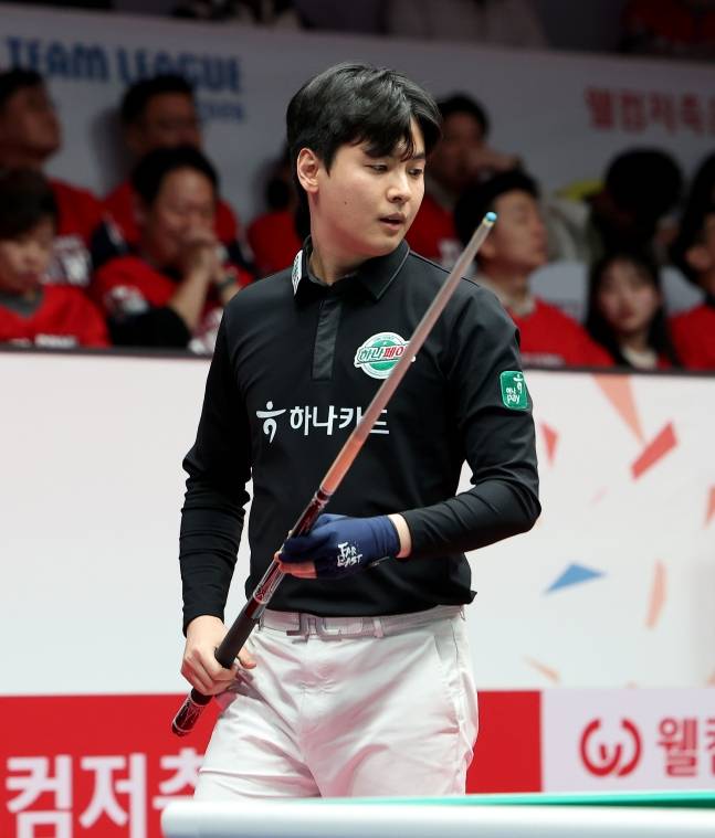 하나카드 신정주가 17일 웰컴저축은행 PBA 팀리그 포스트시즌 플레이오프 3차전에서 스트로크를 준비 중이다. /사진=PBA 투어 제공