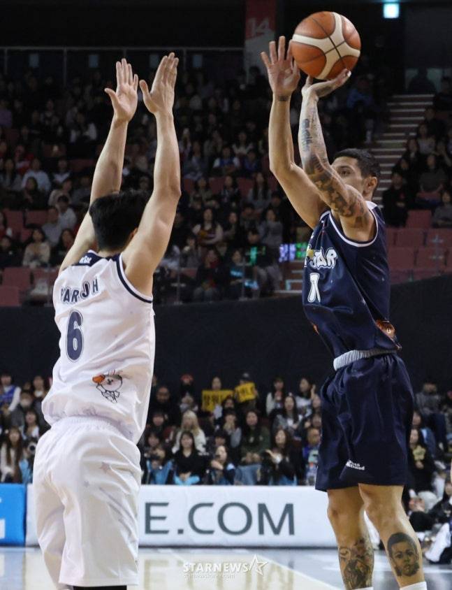 3점을 시도하는 알바노(오른쪽). /사진=김진경 대기자