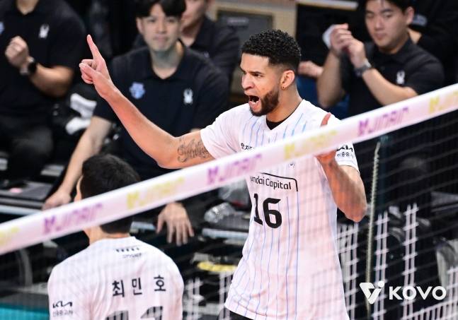 현대캐피탈 레오(오른쪽)가 18일 우리카드전 득점 후 포효하고 있다. /사진=KOVO 제공