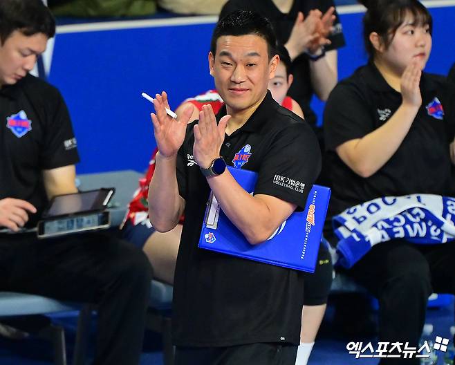 감독 스트레스? 선수 때보다 10000배!…IBK '재건 성공' 전설, 지휘봉 무겁지만 즐겁다