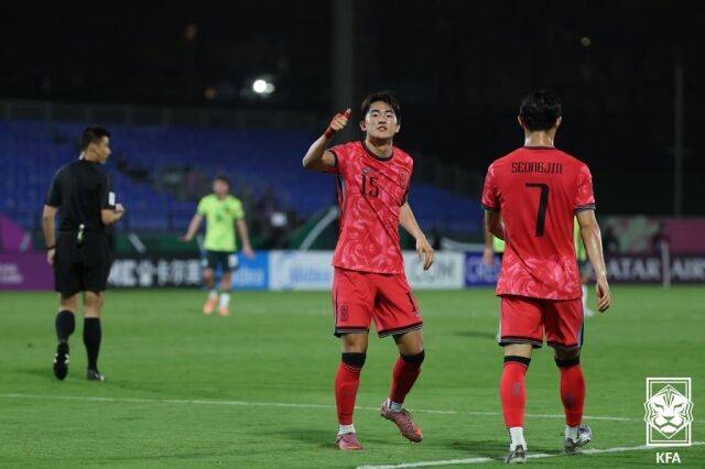 이민성 감독이 이끄는 대한민국 23세 이하(U-23) 축구대표팀은 18일(한국시간) 사우디아라비아 제다의 킹 압둘리 스포츠시티 홀 스타디움에서 열린 대회 8강 호주와의 경기에서 전반 21분 백가온의 선제골, 후반 43분 터진 신민하의 결승포에 힘입어 2-1 승리를 거뒀다. 한국은 오는 20일 오후 8시30분 같은 장소에서 숙적 일본과 결승 티켓을 놓고 다툰다. 일본은 2년 뒤 열리는 LA 하계올림픽을 겨냥, 이번 대회에 두 살 어린 21세 이하(U-21) 대표팀을 자체적으로 파견했다. 조별리그에서 3전 전승을 달렸으나 8강에선 요르단과 1-1로 비긴 뒤 승부차기 끝에 간신히 4강에 진출했다. 이민성 감독은 1997년 도쿄대첩 결승포 이후 감독으로 다시 한 번 일본 이길 수 있는 찬스를 잡았다. 대한축구협회