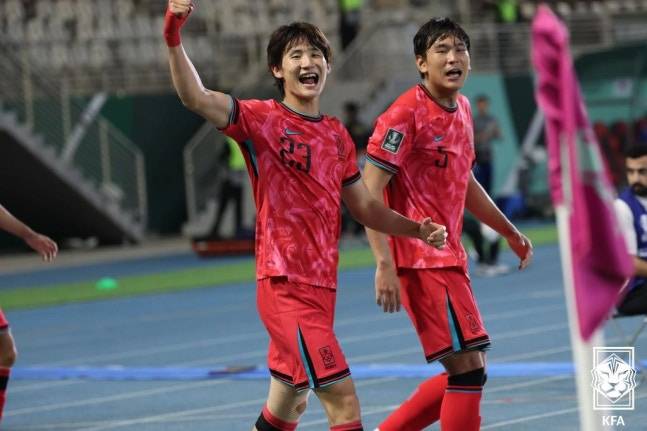 이민성 감독이 이끄는 대한민국 23세 이하(U-23) 축구대표팀은 18일(한국시간) 사우디아라비아 제다의 킹 압둘리 스포츠시티 홀 스타디움에서 열린 대회 8강 호주와의 경기에서 전반 21분 백가온의 선제골, 후반 43분 터진 신민하의 결승포에 힘입어 2-1 승리를 거뒀다. 한국은 오는 20일 오후 8시30분 같은 장소에서 숙적 일본과 결승 티켓을 놓고 다툰다. 일본은 2년 뒤 열리는 LA 하계올림픽을 겨냥, 이번 대회에 두 살 어린 21세 이하(U-21) 대표팀을 자체적으로 파견했다. 조별리그에서 3전 전승을 달렸으나 8강에선 요르단과 1-1로 비긴 뒤 승부차기 끝에 간신히 4강에 진출했다. 이민성 감독은 1997년 도쿄대첩 결승포 이후 감독으로 다시 한 번 일본 이길 수 있는 찬스를 잡았다. 대한축구협회