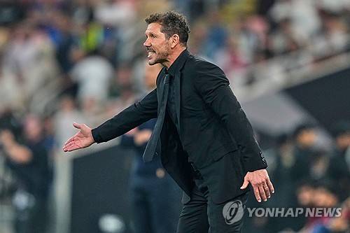 스페인 라리가의 강호 아틀레티코 마드리드가 대한민국 국가대표 미드필더 이강인 영입을 위해 구단 수뇌부를 파견하는 등 총력전을 펼쳤다. 그러나 소속팀 파리 생제르맹(PSG)의 완강한 거절에 부딪혀 사실상 무산됐다. 마테우 알레마니 아틀레티코 단장이 파리를 직접 방문한 사실이 알려졌으나 PSG는 이강인을 장기 프로젝트의 핵심 자원으로 분류하고 있어 붙잡겠다는 입장이다. 연합뉴스