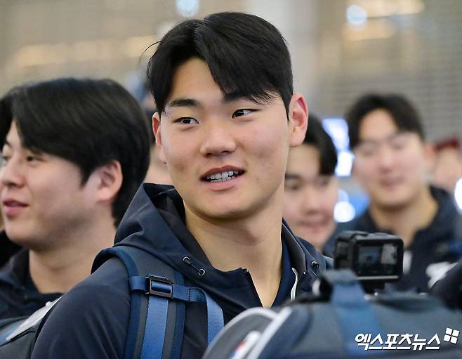한국 야구 대표팀이 2026 WBC(월드베이스볼클래식) 대비 1차 캠프를 위해 9일 오전 인천국제공항을 통해 사이판으로 출국했다.  출국장으로 향하는 김주원. 엑스포츠뉴스 DB