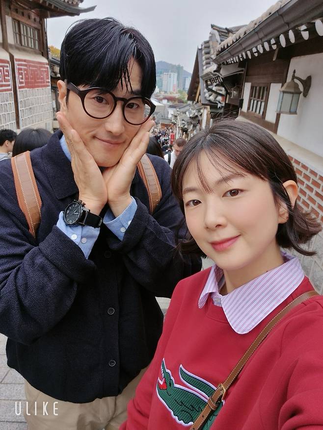잭슨황 부부 (서울=연합뉴스) 네이버 클립에서 크리에이터로 활동하는 개그맨 황영진(오른쪽)씨와 그의 아내 김다솜씨. [황영진씨 제공. 재판매 및 DB 금지]