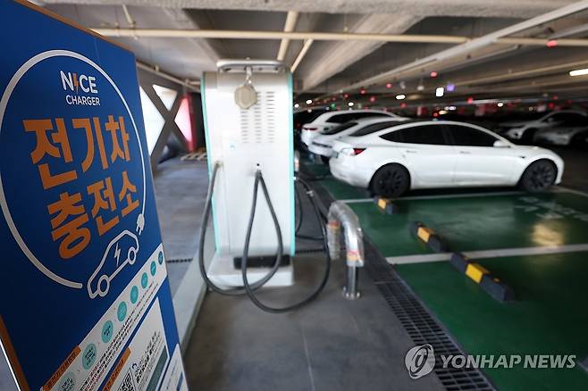 전기차 충전소 서울 한 대형마트의 전기차 충전소. [연합뉴스 자료사진]