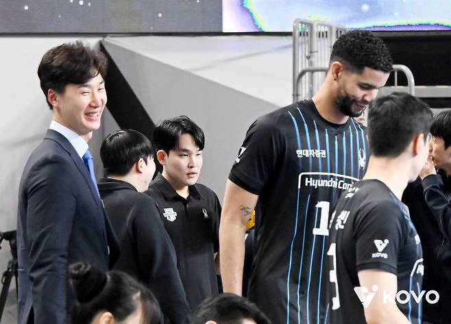 지난 시즌 해설위원으로 챔피언결정전을 찾은 박철우(왼쪽) 대행과 레오 [한국배구연맹 제공. 재판매 및 DB 금지]