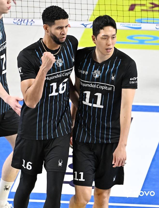 승리를 합작한 레오와 최민호 [한국배구연맹 제공. 재판매 및 DB 금지]