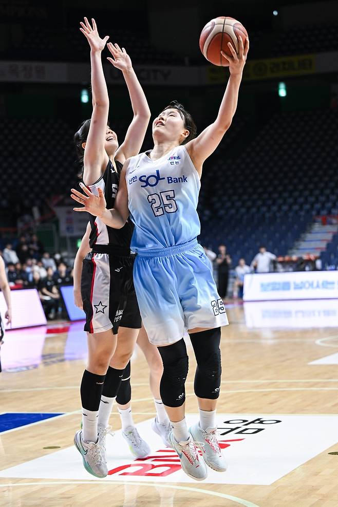 신한은행의 미마 루이(25점) [WKBL 제공. 재판매 및 DB 금지]