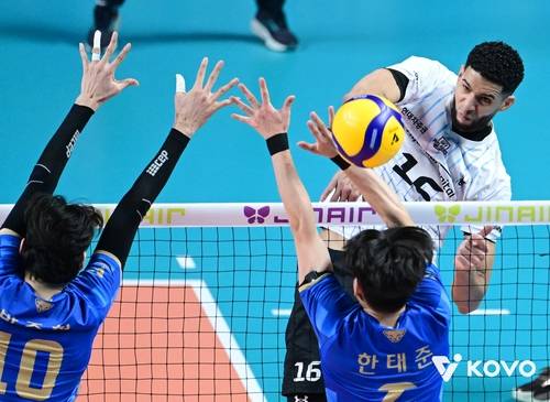 레오 26점 맹폭한 현대캐피탈, 우리카드 잡고 1위 맹추격(종합)