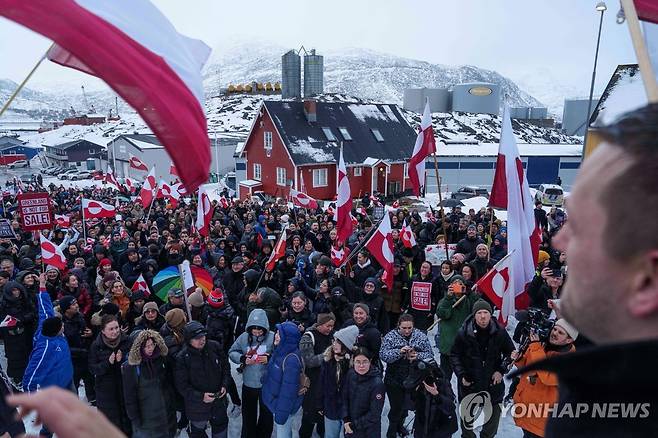 그린란드에서 열린 '反 트럼프' 시위  (AP=연합뉴스) 17일(현지시간) 그린란드 누크에 있는 미국 대사관 앞에서 트럼프 대통령의 그린란드 정책에 반대하는 시민들이 시위를 하고 있다. 2026.1.17