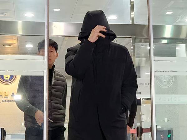 무소속 강선우 의원의 전 보좌관 남모씨가 지난 18일 서울경찰청 마포청사에서 조사를 마친 뒤 건물을 나서고 있다. 2026.1.19 /연합뉴스