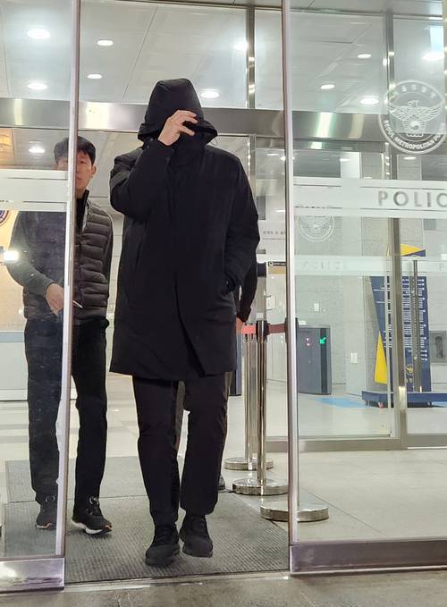 무소속 강선우 의원의 전 보좌관 남모씨가 지난 18일 서울경찰청 마포청사에서 조사를 마친 뒤 건물을 나서고 있다. 2026.1.19 /연합뉴스