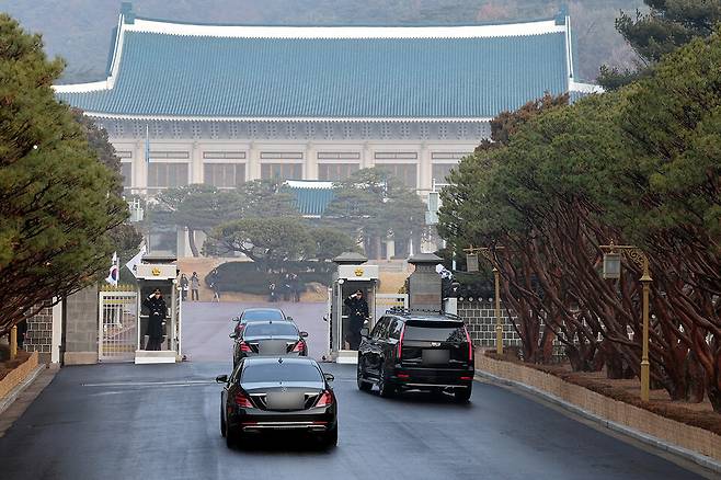 ▲&nbsp;이재명 대통령의 출근 차량 행렬이 지난달 29일 청와대 본관으로 들어서고 있다. 대통령의 청와대 복귀는 2022년 5월 이후 3년 7개월 만이다. /연합뉴스