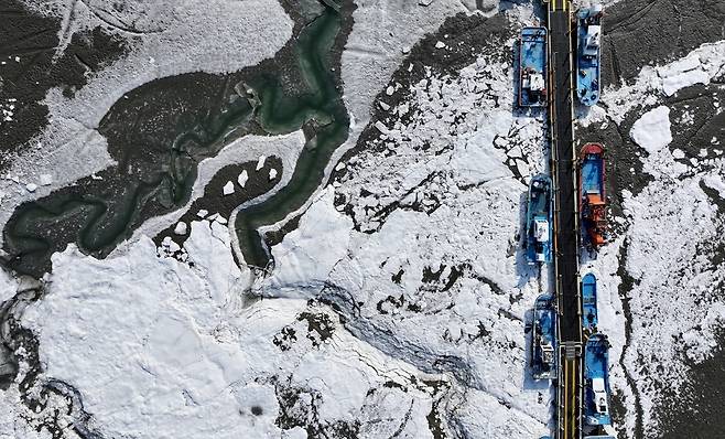 ▲ 전국에 한파주의보가 내려진 지난 14일 인천 강화군 분오항 일대 바다가 강추위로 얼어붙어 있다. /양진수 기자 photosmith@incheonilbo.com