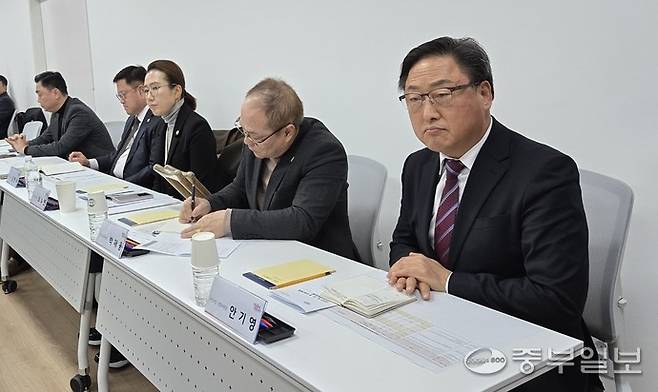 (오른쪽부터) 안기영 국민의힘 양주 당협위원장, 박재용 경기도의원, 양주시의회 최수연 부의장, 김현수·정희태 시의원이 19일 오후 양주시 옥정2동 행정복지센터에서 열린 읍면동 순회간담회에서 주민들의 의견을 청취하고 있다. 사진=박홍기 기자