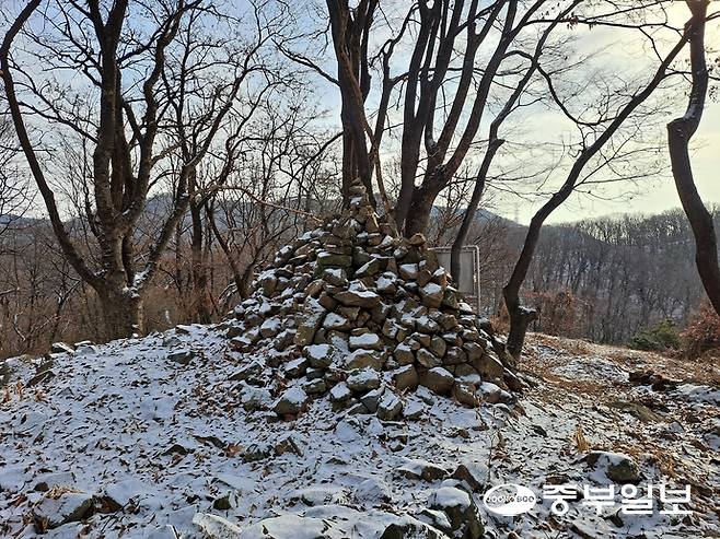 19일 취재진이 찾은 인천 서구 축곶봉수에 눈이 쌓여 있는 모습. 사진=심형식 수습기자