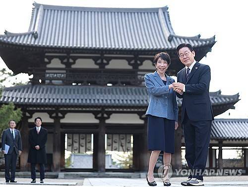 &nbsp;이재명 대통령과 다카이치 사나에 일본 총리가 14일 일본 나라현 대표 문화유적지인 호류지(법륭사)에서 기념촬영을 하고 있다. 2026.1.14 [사진=연합뉴스]