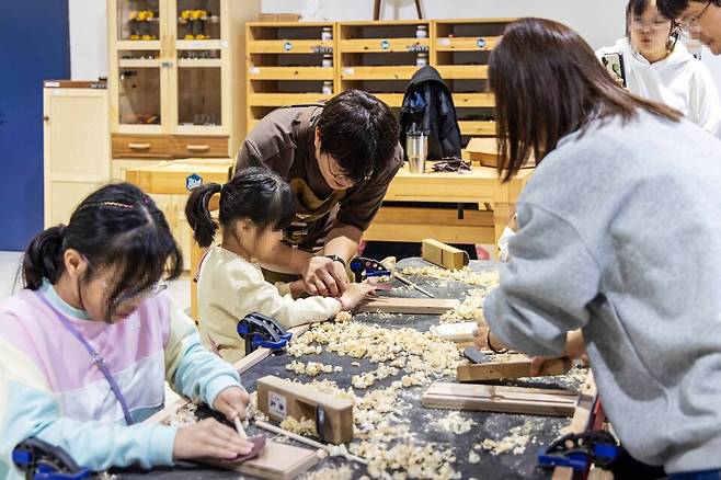 경기공예창작지원센터 공예 교육 프로그램 진행 모습.