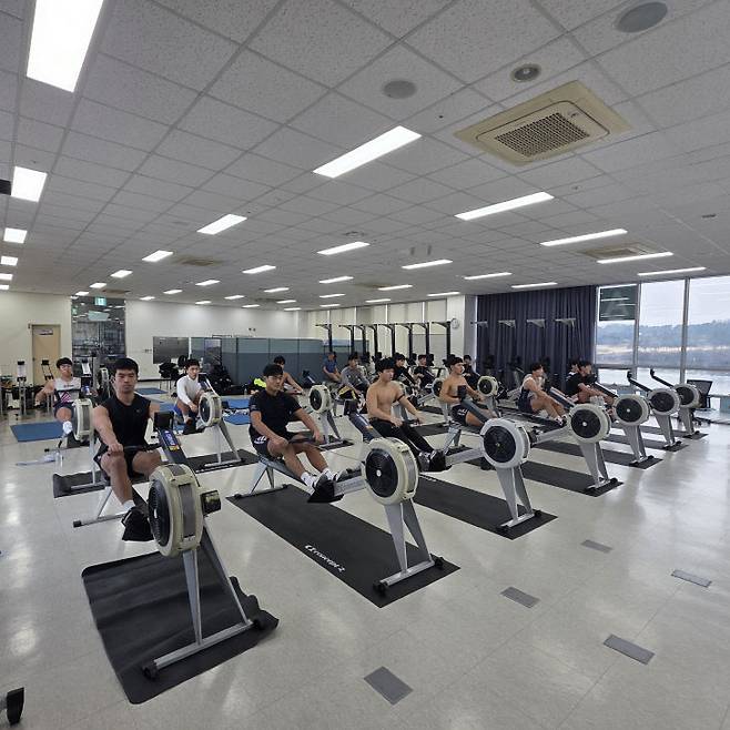 조정 국가대표 선수단이 충주 탄금호 국제조정경기장에서 동계 합숙훈련을 진행하고 있다.(충주시 제공)