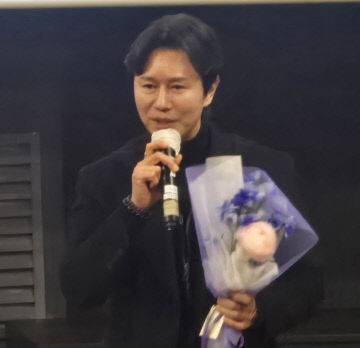 배우 김민종이 무대 인사하고 있다. 사진 한성일 기자